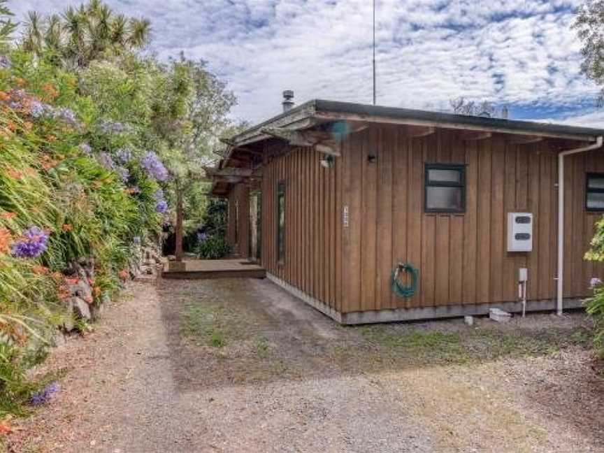 Treetop Hideaway - Taupo Holiday Home, Taupo, New Zealand