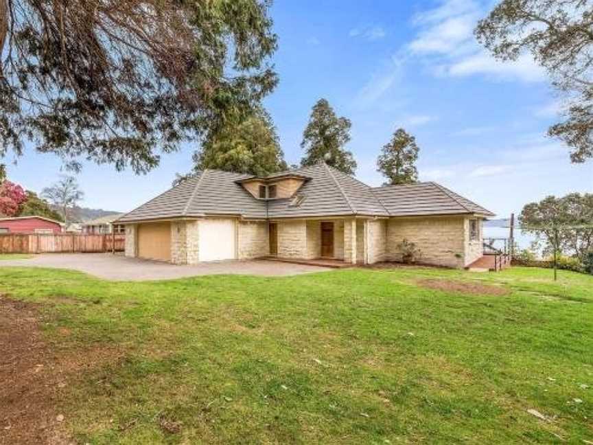 Lakefront Sublime - Lake Rotoiti Holiday Home, Lake Okataina, New Zealand