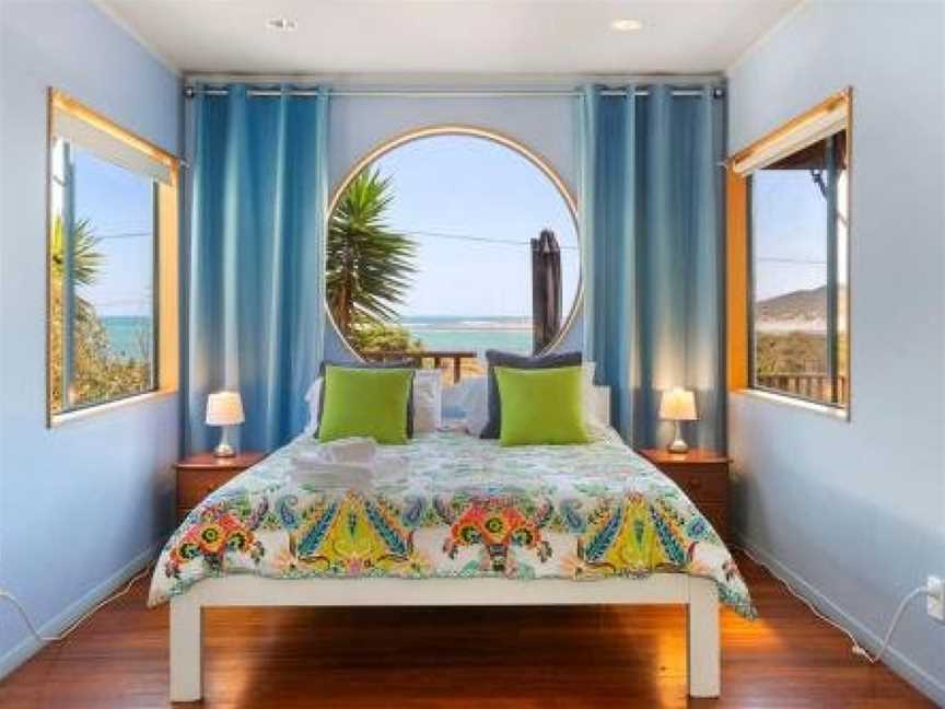 The Big Round Window - Raglan Holiday Home, Raglan, New Zealand