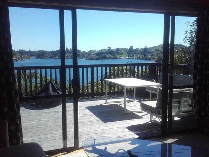 Rotoiti Lake Retreat, Mourea, New Zealand