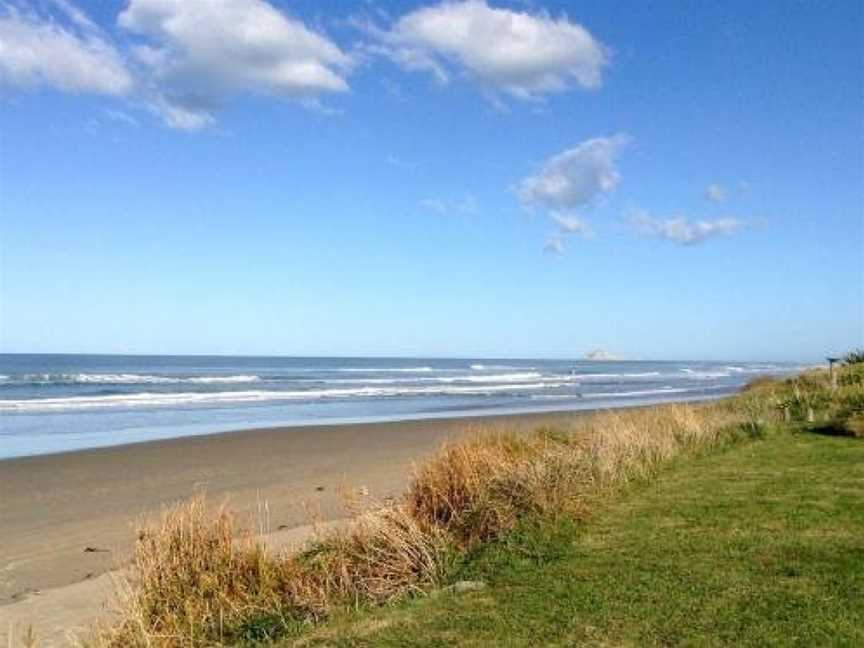 Kiwiana Bach - Ocean Beach Bach, Te Awanga, New Zealand