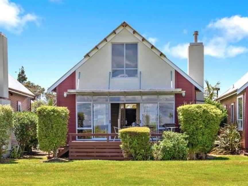 Blue Heron Lodge - Hamurana Holiday Home, Mourea, New Zealand