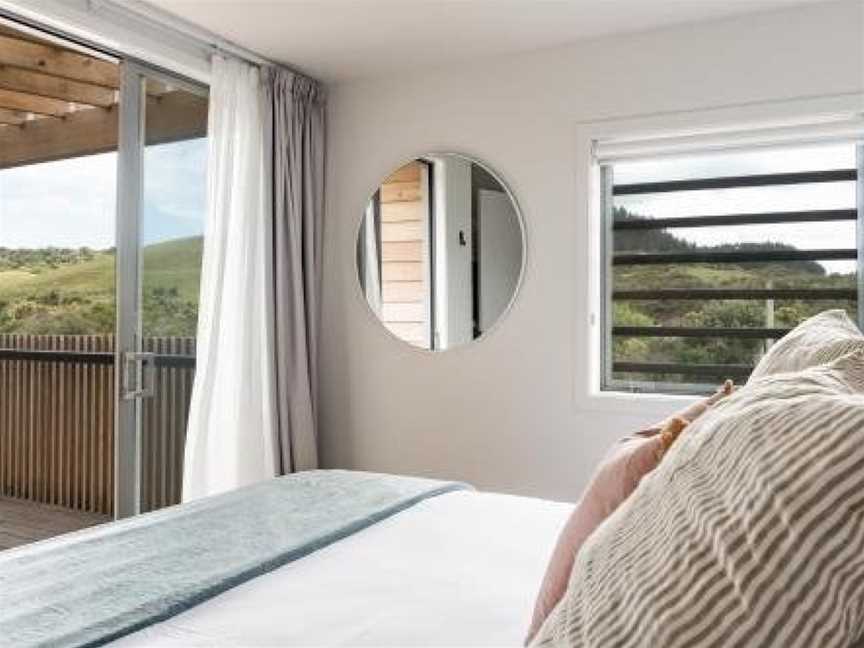 Side x side Apts. sleep 8, perfect for 2 families, Raglan, New Zealand