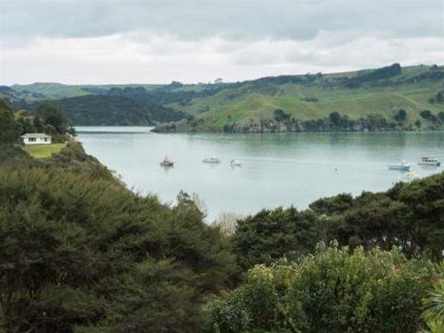 Bay View Beach House - Raglan Holiday Home, Raglan, New Zealand