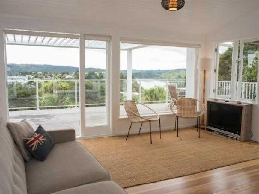 Bay View Beach House - Raglan Holiday Home, Raglan, New Zealand