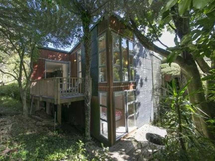 Ted's Cottage near Little Oneroa Beach by Waiheke Unlimited, Waiheke Island (Suburb), New Zealand