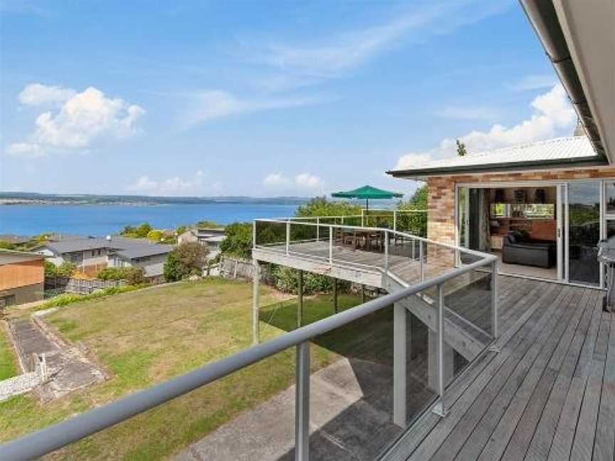 Lofty Lakeviews - Acacia Bay Holiday Home, Taupo, New Zealand