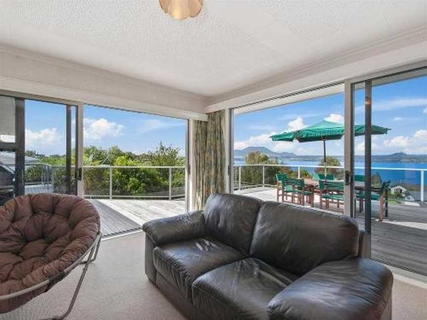 Lofty Lakeviews - Acacia Bay Holiday Home, Taupo, New Zealand