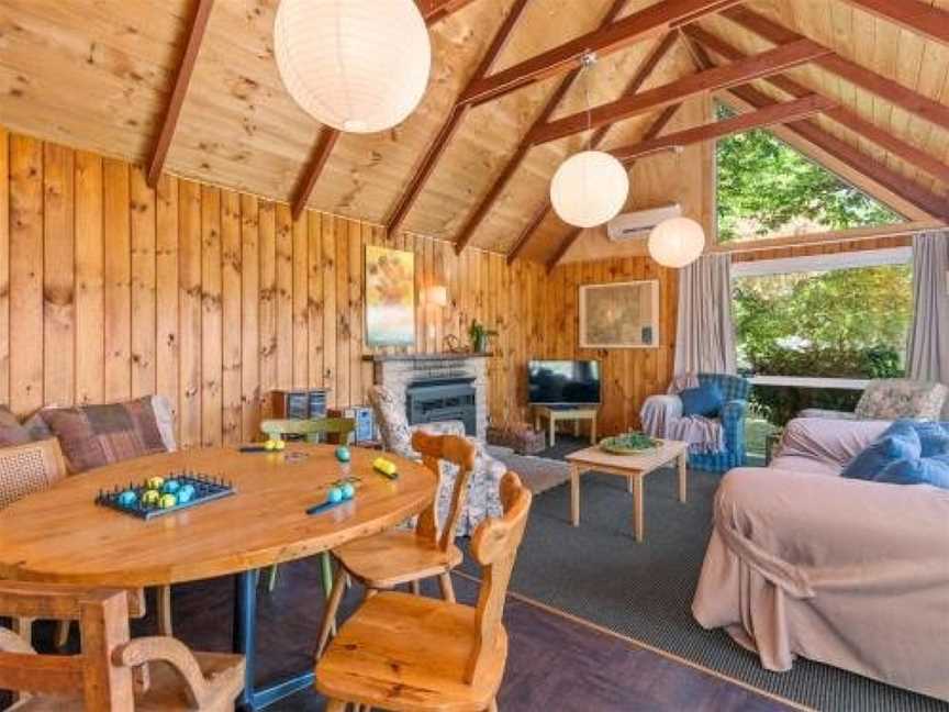 Copper Beech Cottage - Wharewaka Holiday Home, Taupo, New Zealand