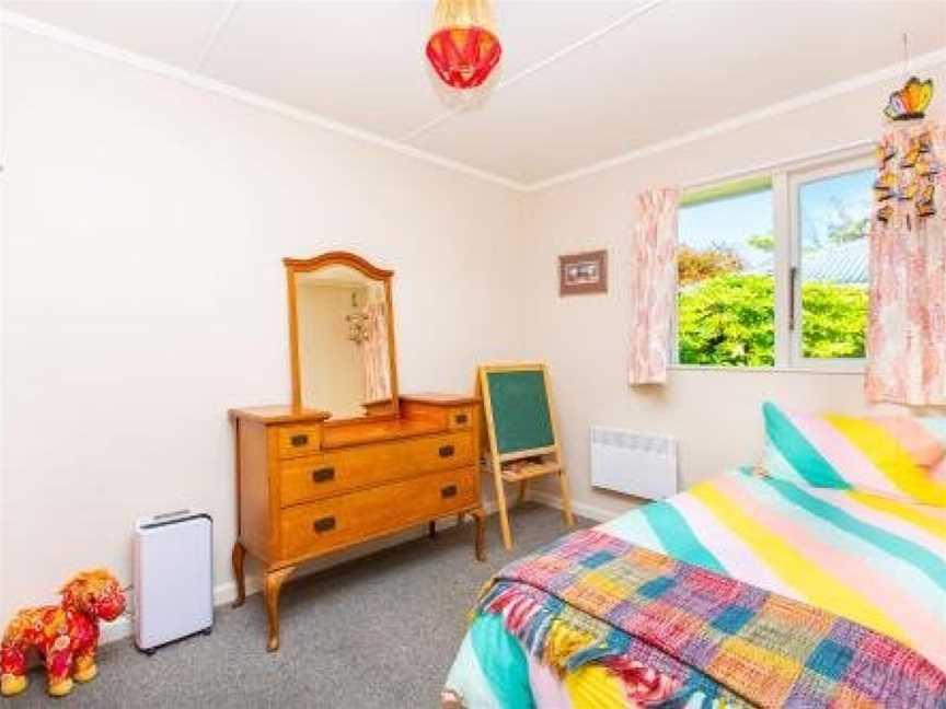 Lorenzen Bay Bungalow - Raglan Holiday Home, Raglan, New Zealand