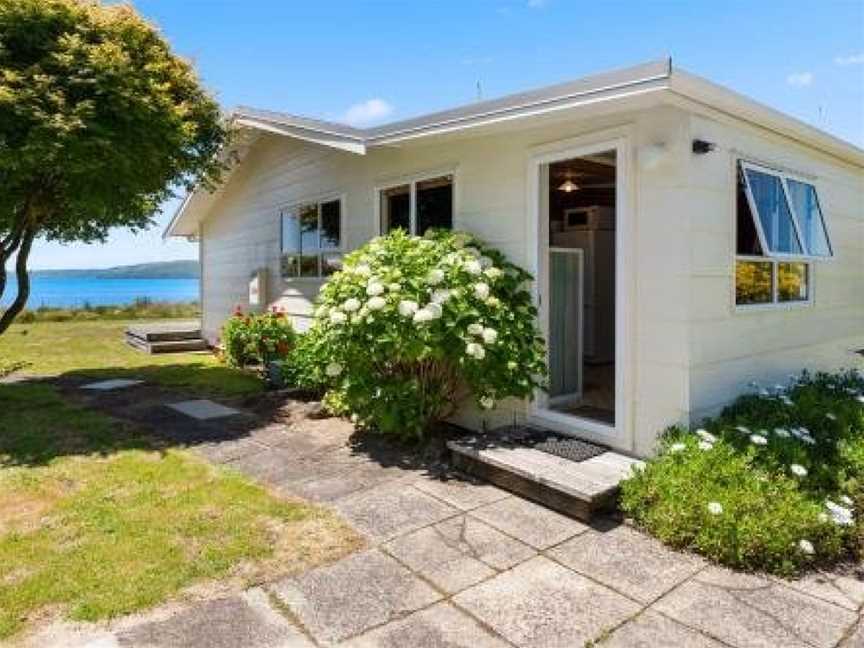 The Lake Bach - Ngongotaha Lakefront Holiday Home, Rotorua, New Zealand