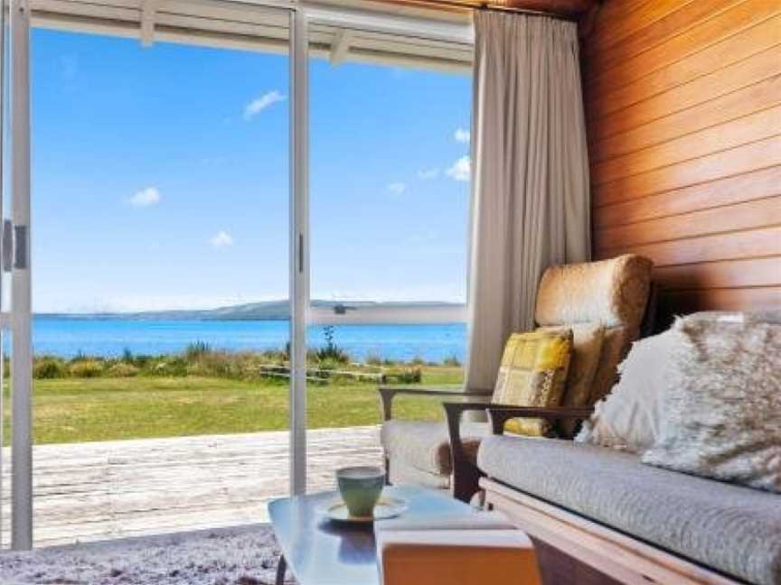 The Lake Bach - Ngongotaha Lakefront Holiday Home, Rotorua, New Zealand