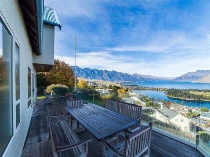 Nyumbani - Elevated Lake and Mountain Views, Argyle Hill, New Zealand