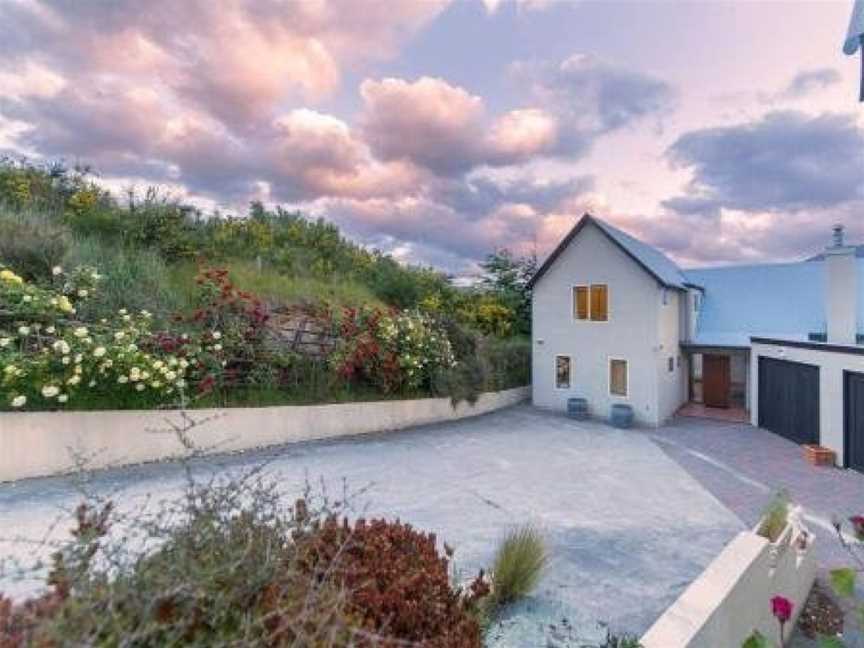 Nyumbani - Elevated Lake and Mountain Views, Argyle Hill, New Zealand