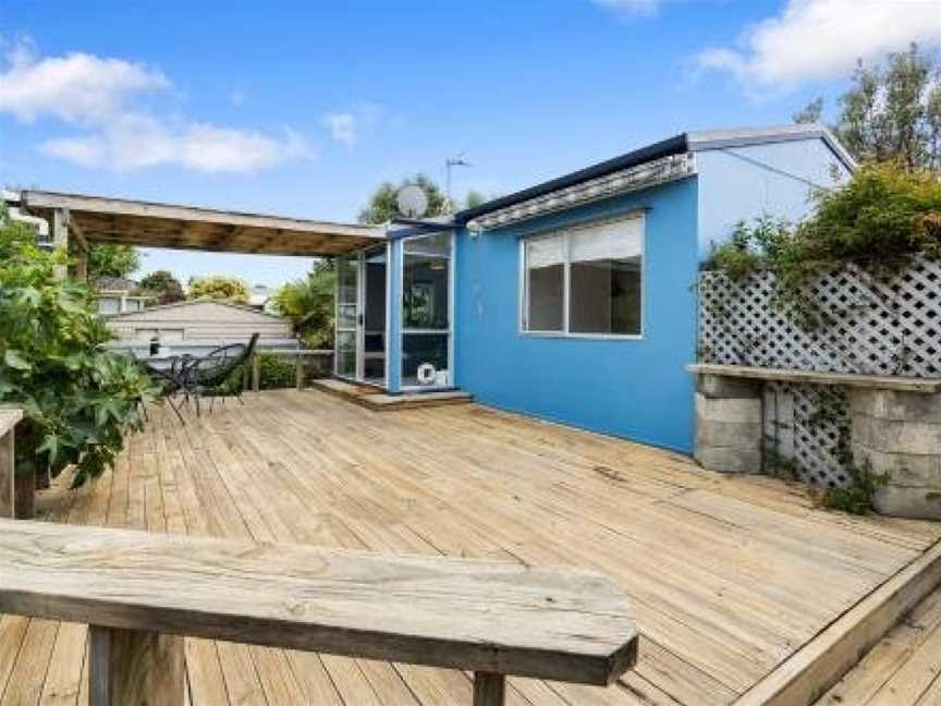 The Wee Blue Bach - Waikanae Beach Holiday Home, Paraparaumu, New Zealand