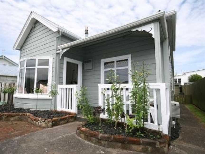 Kingwell Cottage - New Plymouth Holiday Home, Ferndale, New Zealand