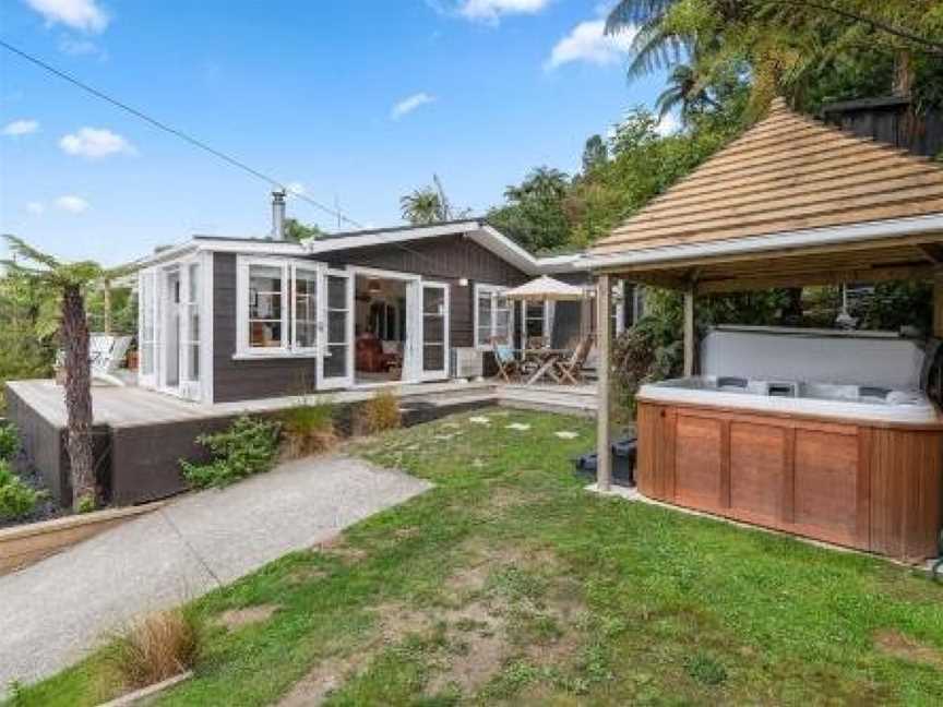 Kiwiana Bach - Lake Tarawera Holiday Home, Rotorua, New Zealand