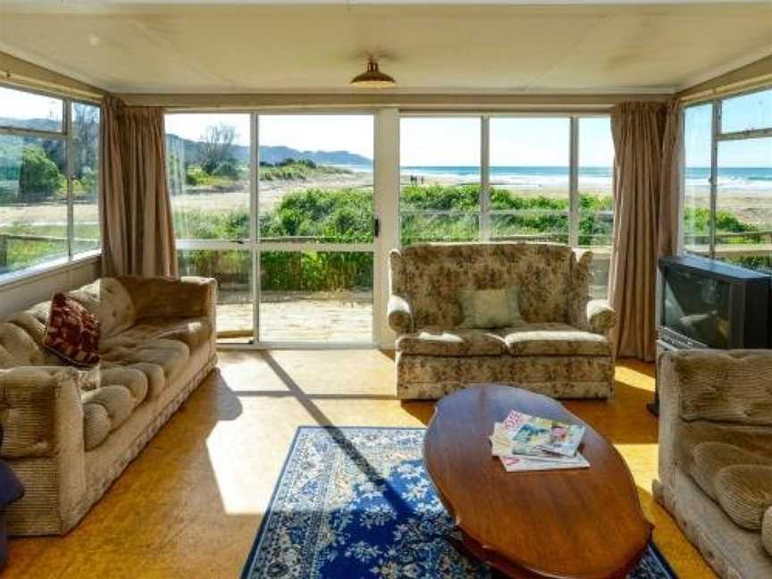 Waipuka - Ocean Beach Holiday Home, Te Awanga, New Zealand