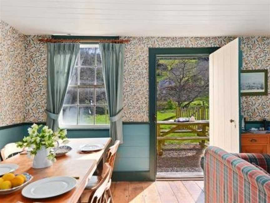 Historic Pavitt Cottage - Robinsons Bay Holiday Home, Akaroa, New Zealand