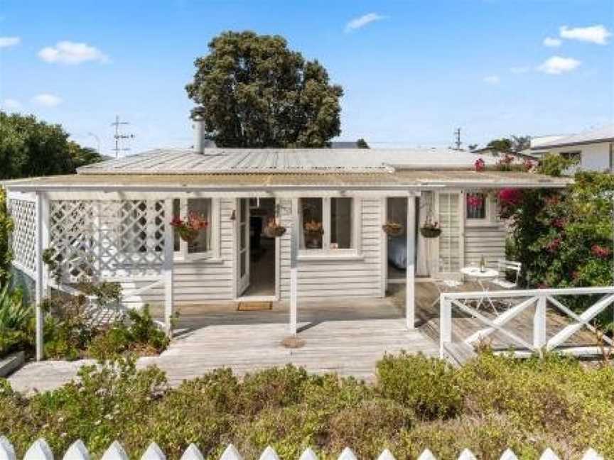 Beachcomber Bungalow - Papamoa Beach Holiday Home, Papamoa, New Zealand