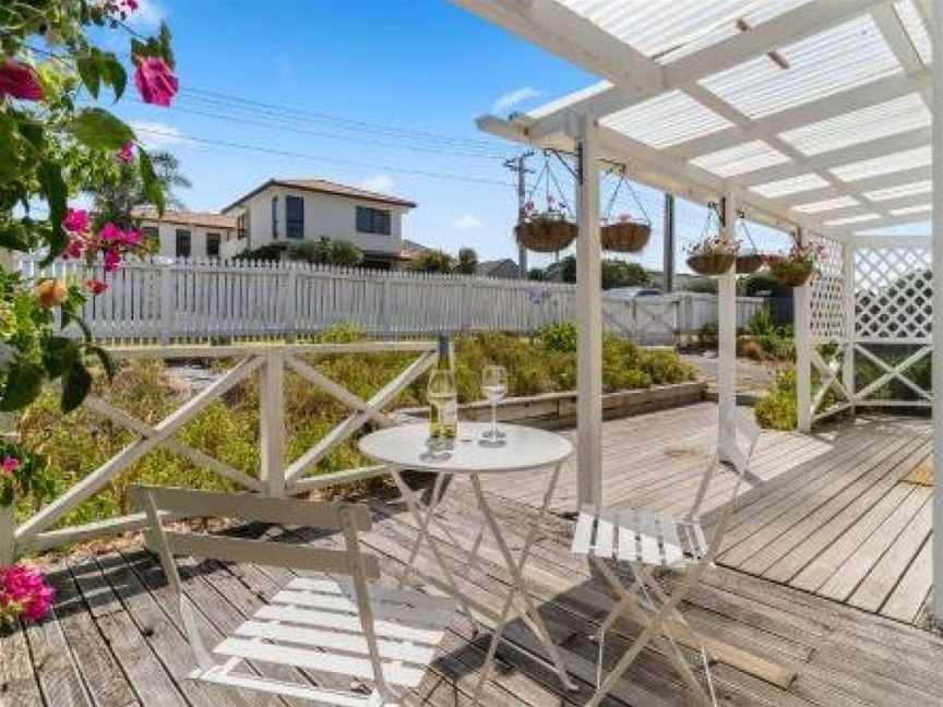 Beachcomber Bungalow - Papamoa Beach Holiday Home, Papamoa, New Zealand