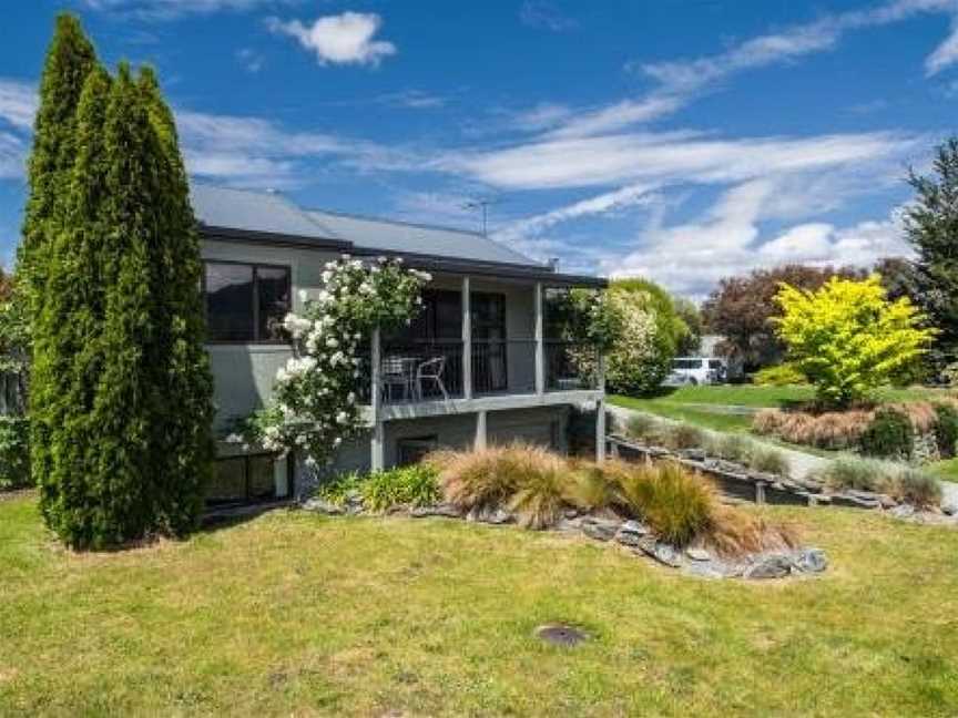 Lake and Mountain Views - Wanaka Holiday Home, Wanaka, New Zealand