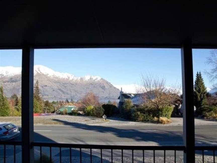 Lake and Mountain Views - Wanaka Holiday Home, Wanaka, New Zealand