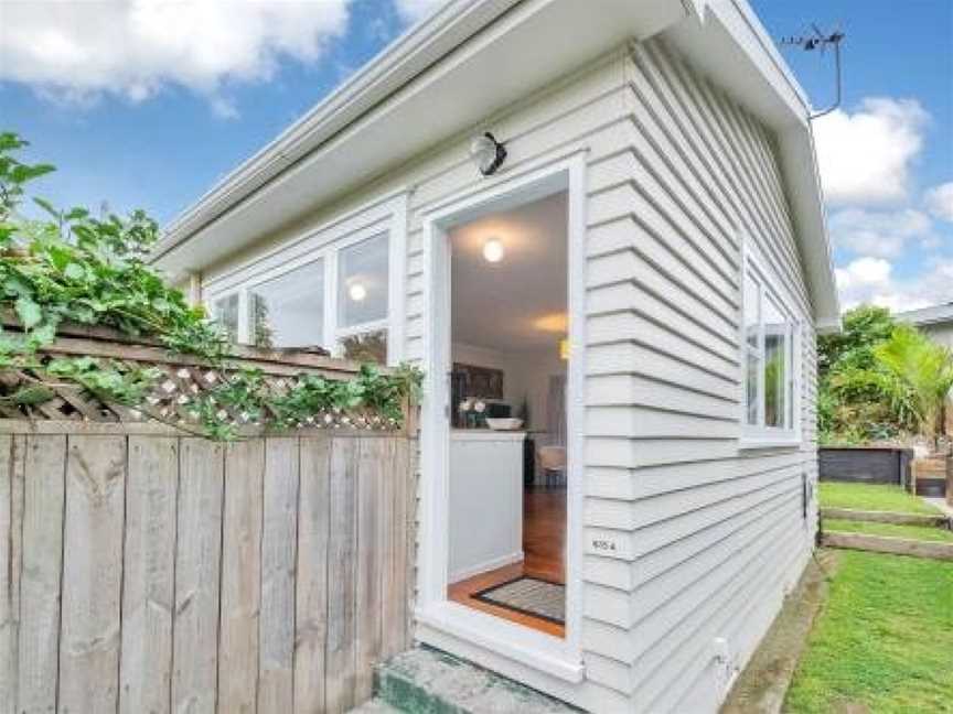 Sunny & Cozy Home near Western Springs, Eden Terrace, New Zealand