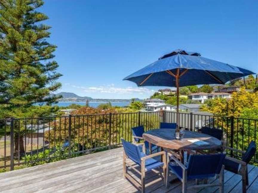 Taupo Treasure - Acacia Bay Holiday Home, Taupo, New Zealand