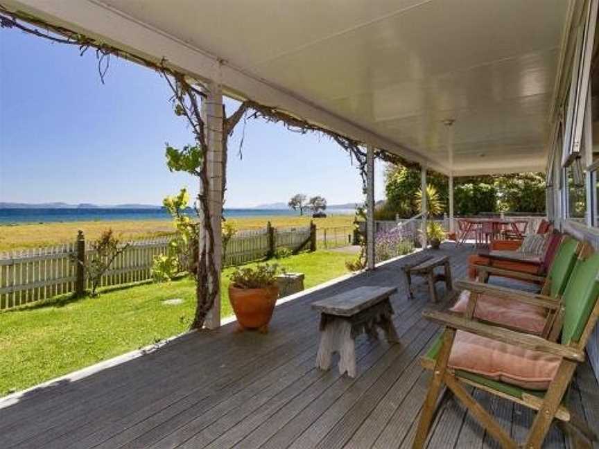 Breachmor - Tauranga Taupo Lakefront Holiday Home, Kuratau, New Zealand