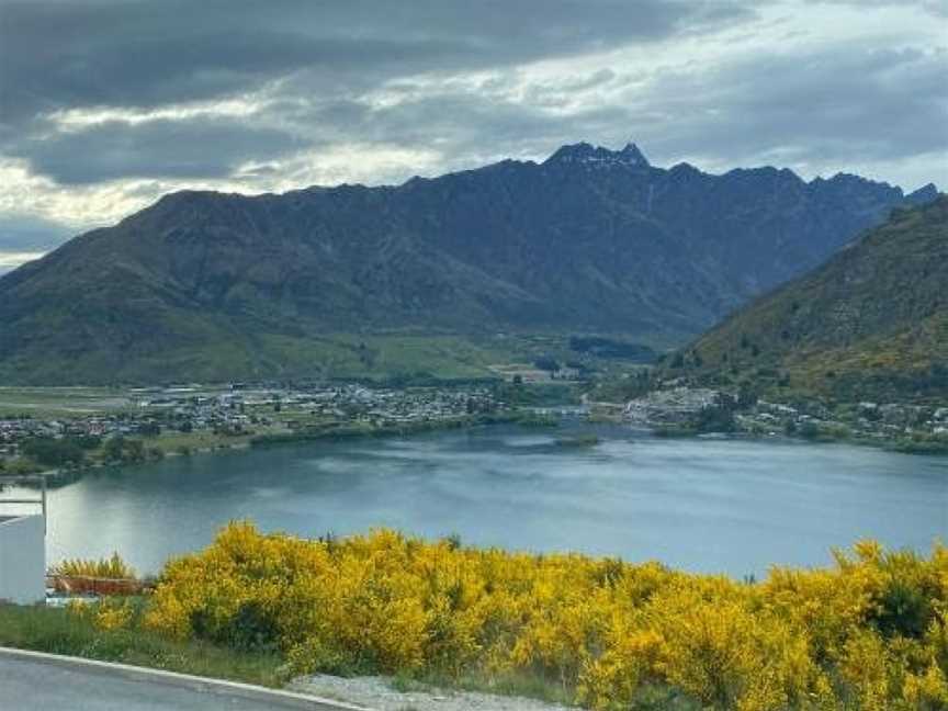 Private unit with stunning lake views, Argyle Hill, New Zealand