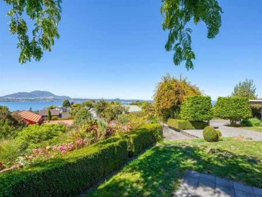 Krissell Castle - Acacia Bay Holiday Home, Taupo, New Zealand