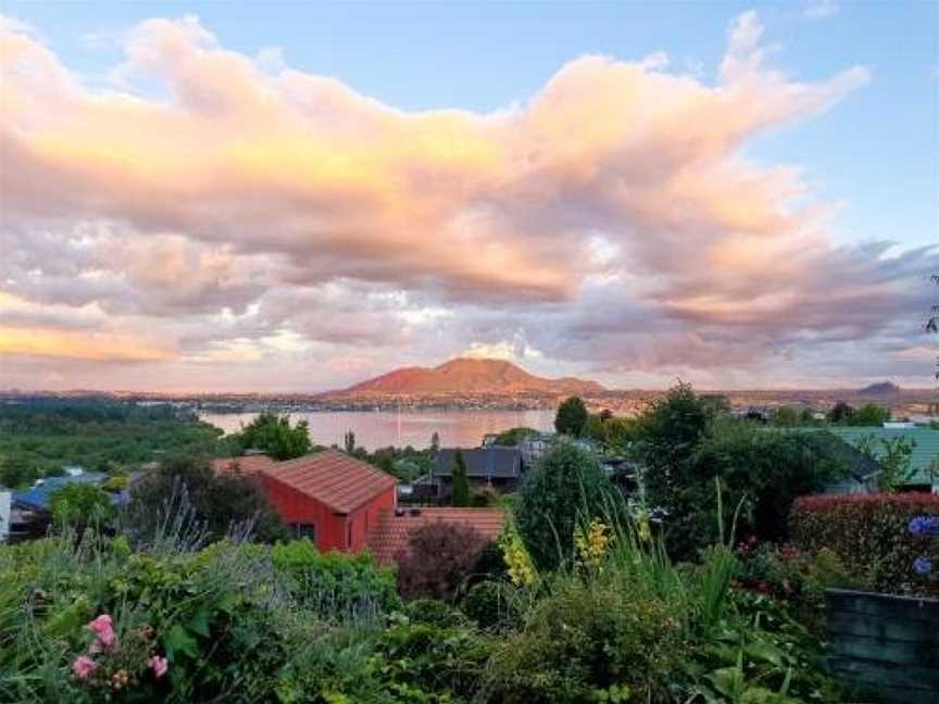 Krissell Castle - Acacia Bay Holiday Home, Taupo, New Zealand