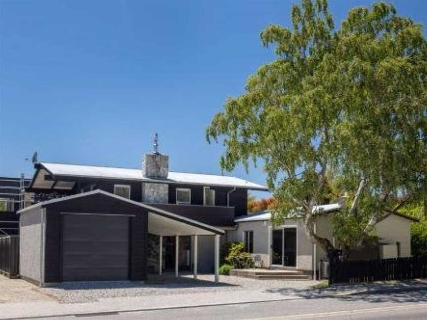 Renovated Wanaka Classic with Lake Views, Wanaka, New Zealand