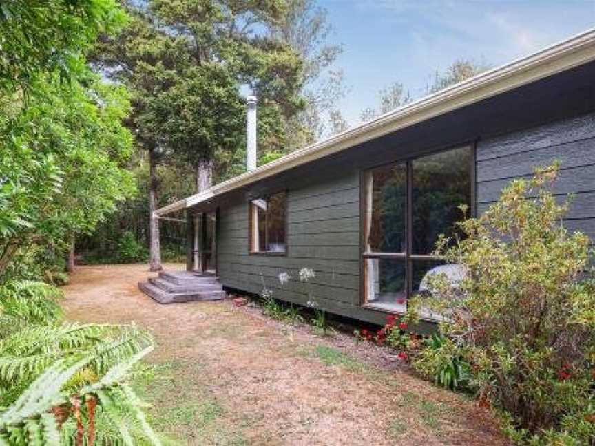 Puka Lodge (Rear dwelling) - Pukawa Bay Holiday Home, Kuratau, New Zealand