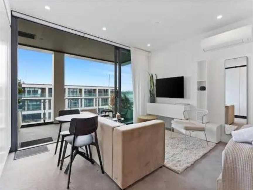 Sleek Modern Studio with Balcony, Eden Terrace, New Zealand