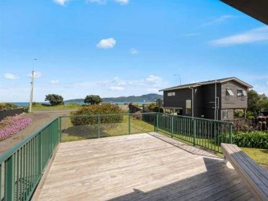 The Green Trout - Paraparaumu Beach Holiday Home, Paraparaumu, New Zealand