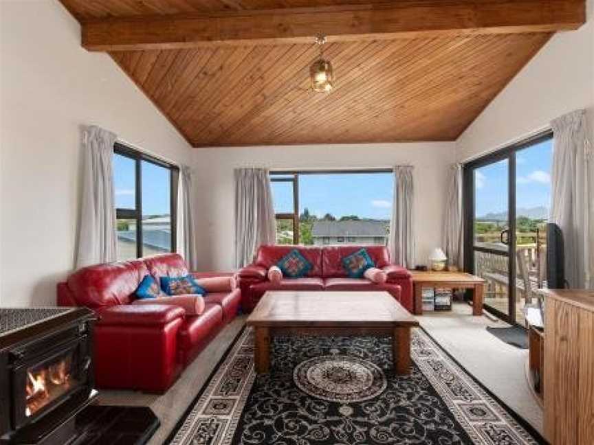 Spacious Family Bach by the Sea - Ruakaka Holiday Home, Ruakaka, New Zealand