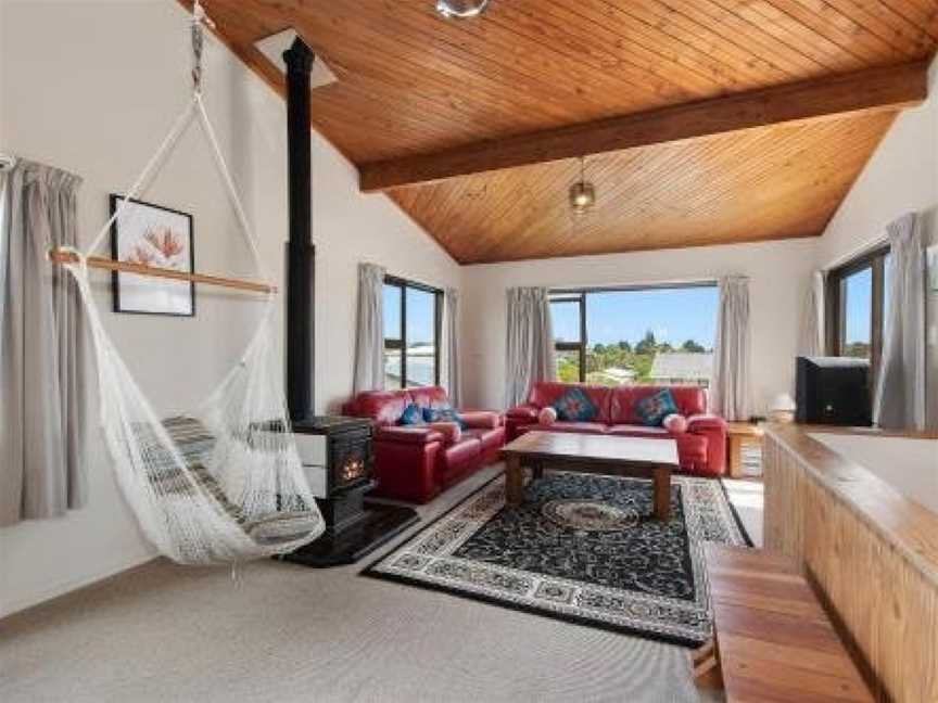 Spacious Family Bach by the Sea - Ruakaka Holiday Home, Ruakaka, New Zealand