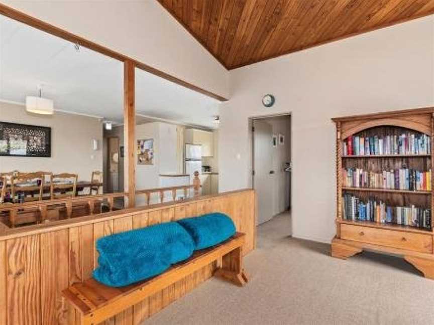 Spacious Family Bach by the Sea - Ruakaka Holiday Home, Ruakaka, New Zealand