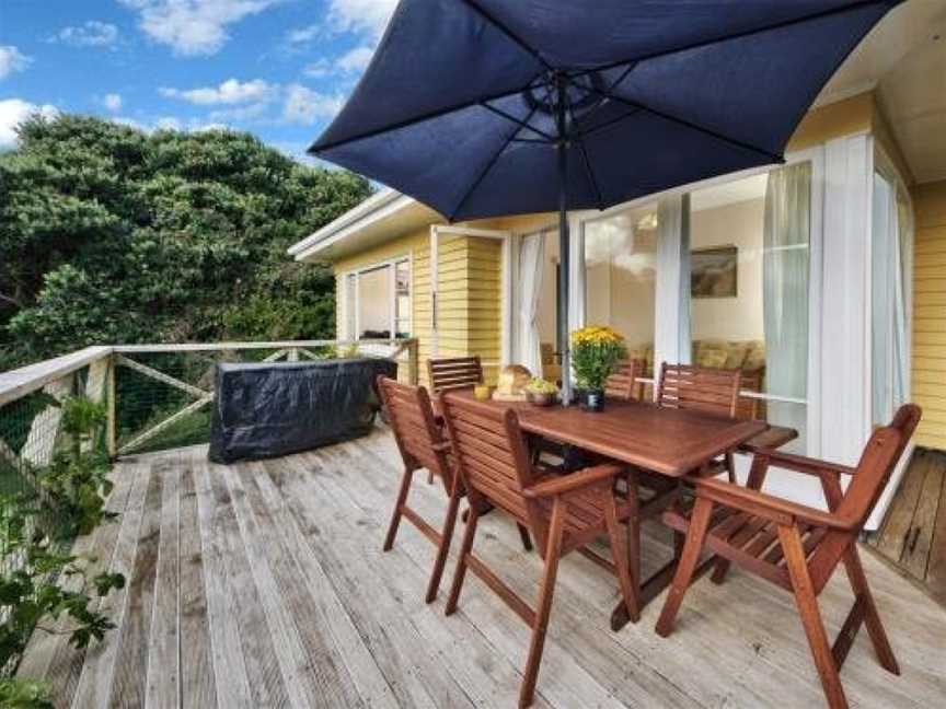 Surfer's Sunshine Cottage - Piha Holiday Home, Piha, New Zealand