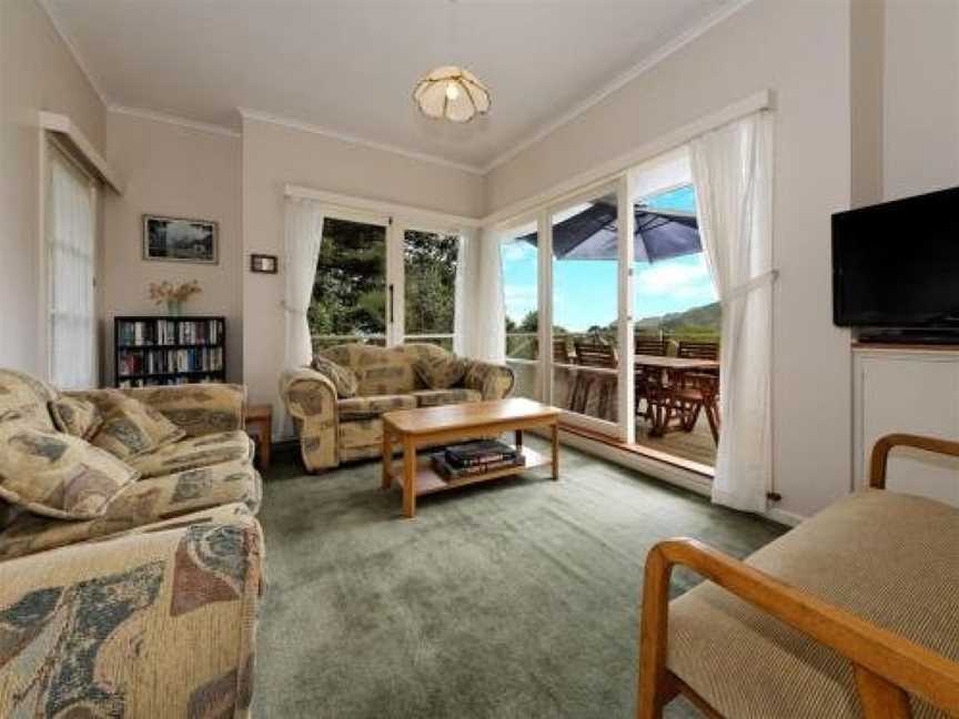 Surfer's Sunshine Cottage - Piha Holiday Home, Piha, New Zealand