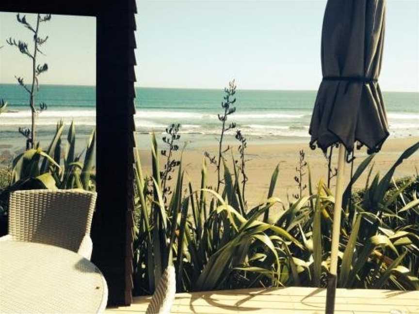 CHESTER COTTAGE - Beachfront, Oakura, New Zealand