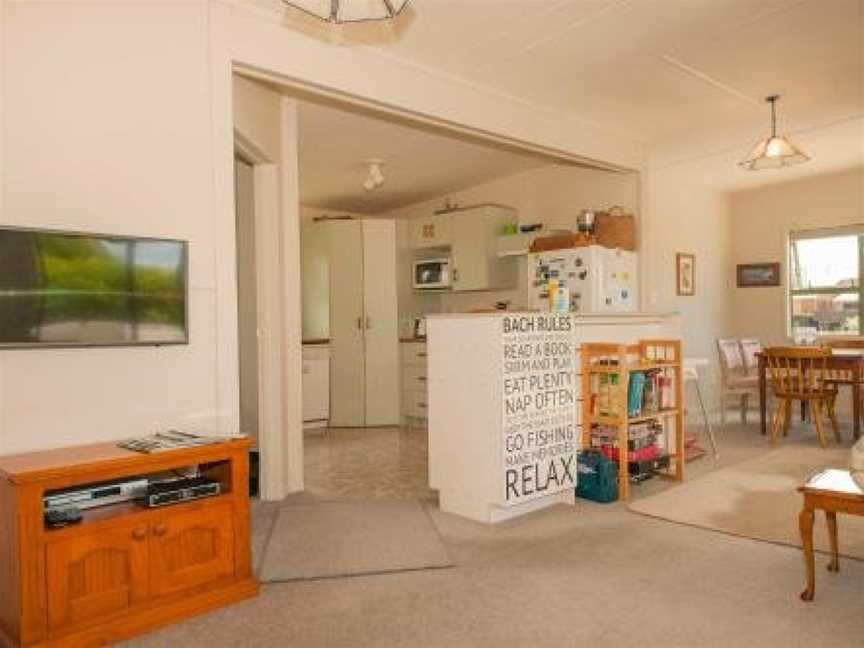 Surf Beach Views - Whangamata Holiday Home, Whangamata, New Zealand