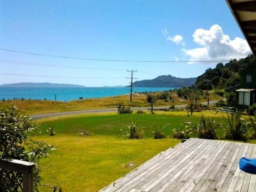 Beachfront Bach - Rings Beach Bach, Matarangi, New Zealand