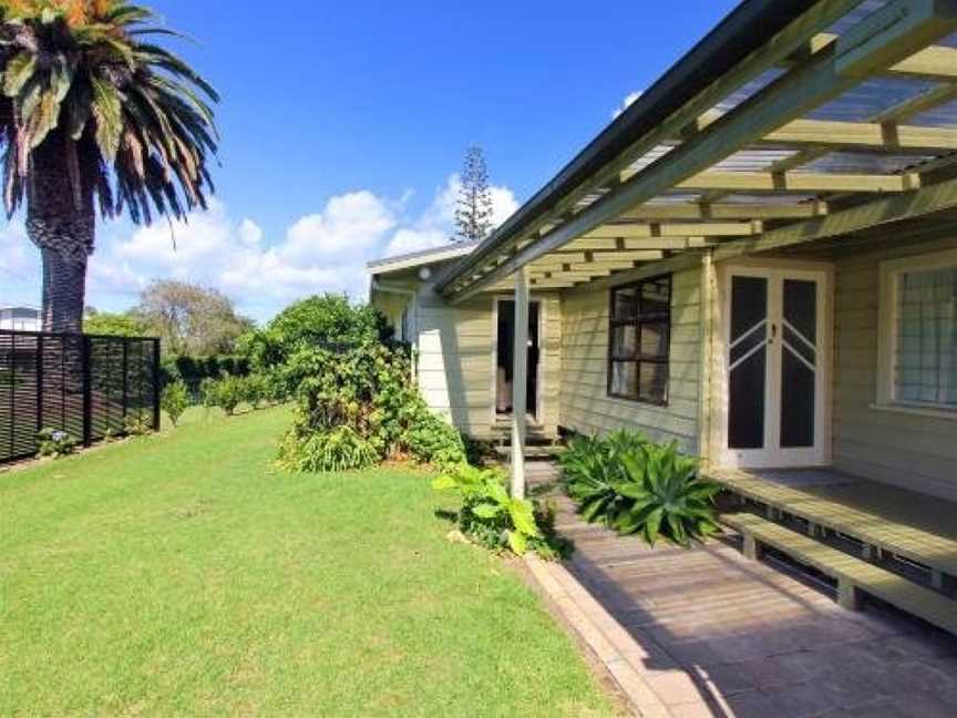 Front Bach Hideaway - Hahei Holiday Home, Hahei, New Zealand