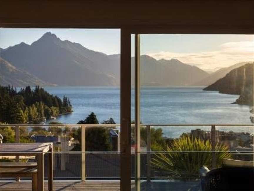 Villa Nikau Lake Views Gas Fire Walk to Town, Argyle Hill, New Zealand