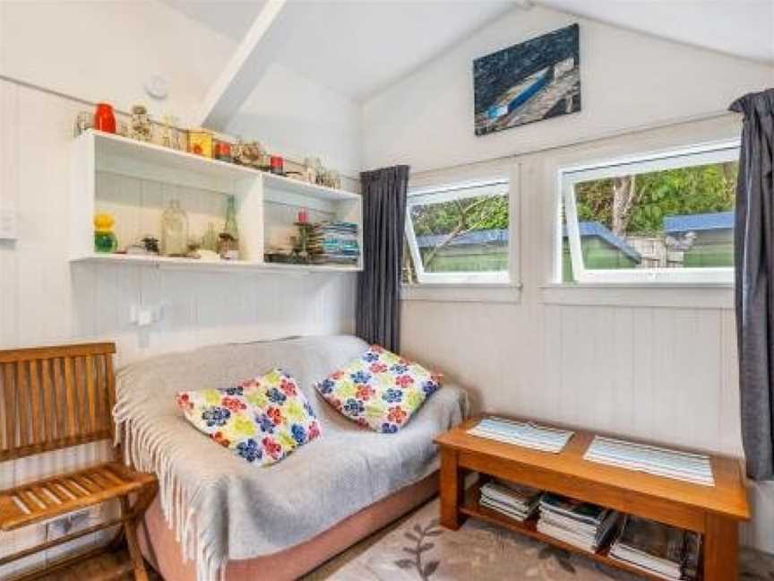 Blue Diamond Bach - Waikanae Beach Holiday Home, Paraparaumu, New Zealand