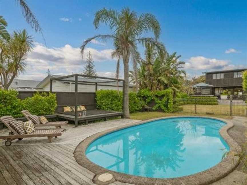 Poolside Paradise - Whangamata Holiday Home, Whangamata, New Zealand