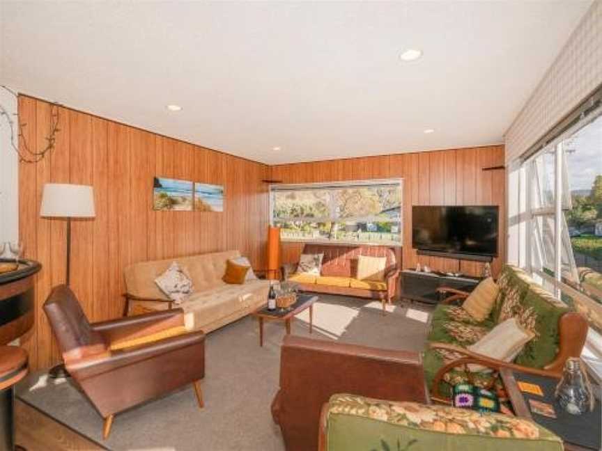 Linton's Sunshine Retreat - Whangamata Holiday Home, Whangamata, New Zealand